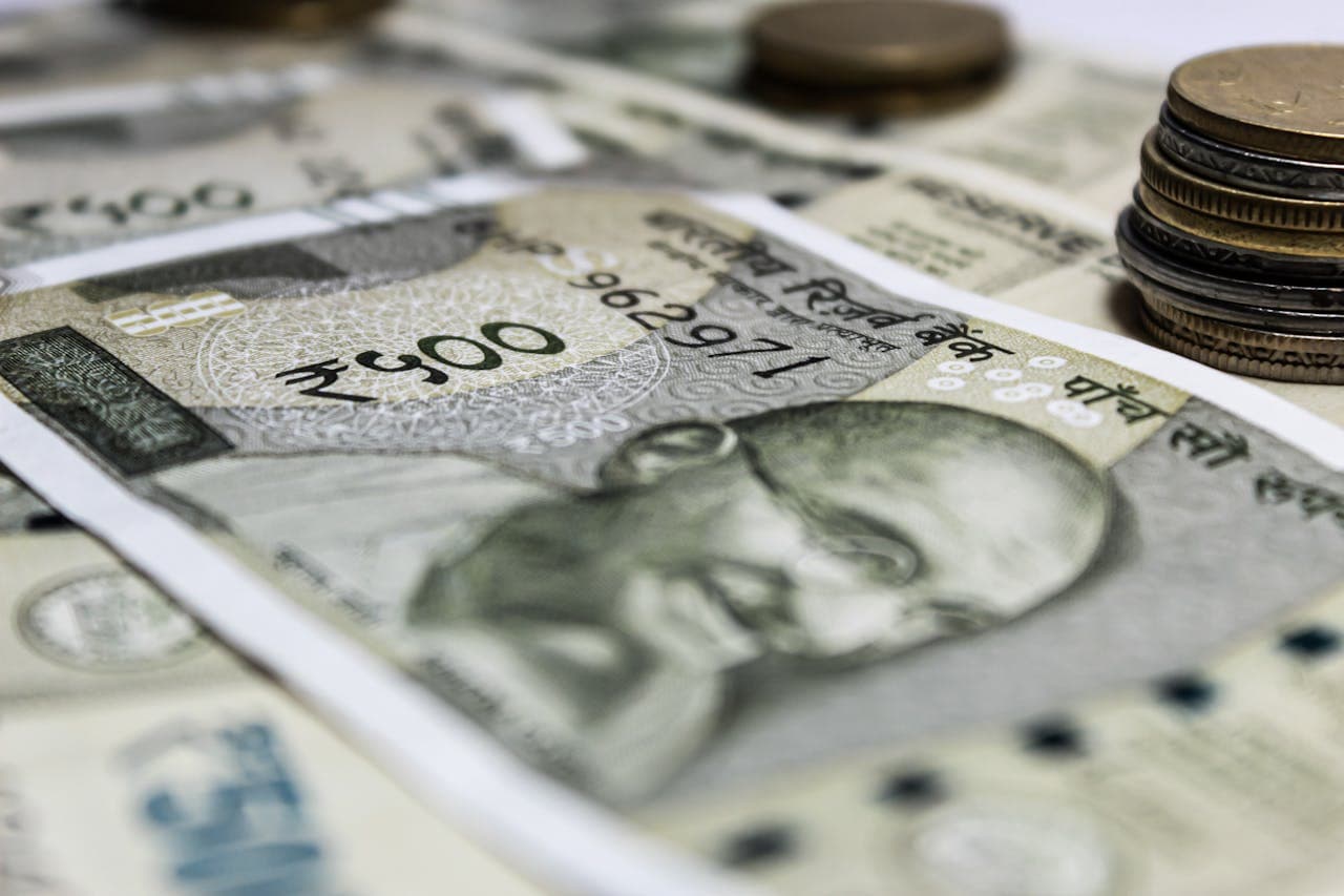 BANKS & FINANCIAL INSTITUTIONS